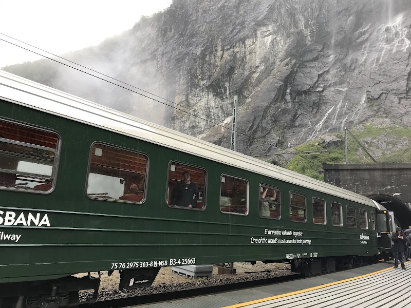 Flåm, village et gare de la Flåmsbana – Flåm stasjon, 5743 Flåm, Norvège (photo 2)