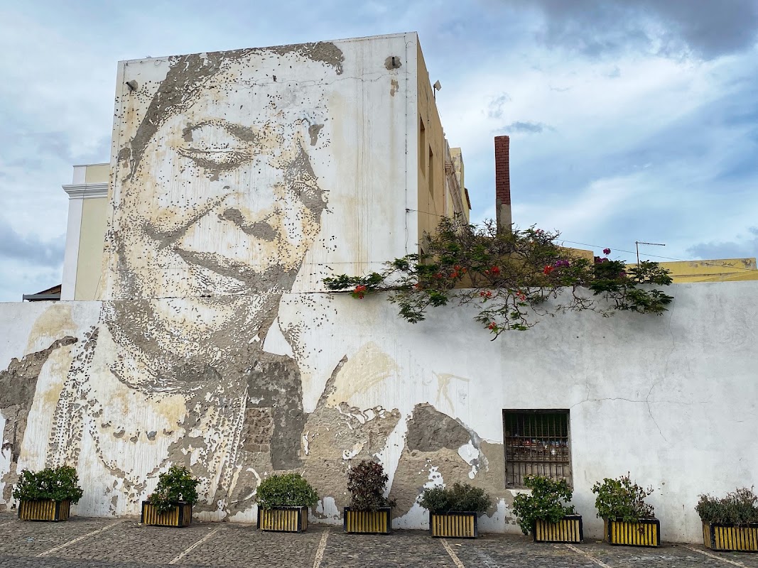 Fresque de Cesária Évora – V2P6+JCX, Ave Marginal, Mindelo, Cabo Verde (photo 1)