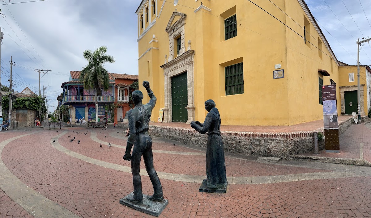 Getsemaní : plaza de la Trinidad et ruelles peintes – Plaza de la Trinidad, Getsemaní, Carthagène des Indes, Colombie (photo 1)