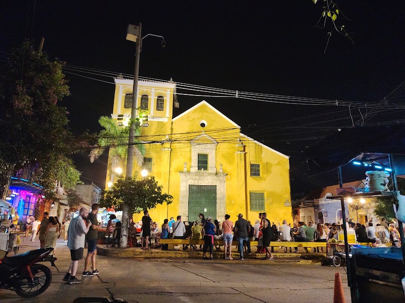 Getsemaní : plaza de la Trinidad et ruelles peintes – Plaza de la Trinidad, Getsemaní, Carthagène des Indes, Colombie (photo 2)