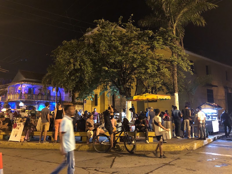 Getsemaní : plaza de la Trinidad et ruelles peintes – Plaza de la Trinidad, Getsemaní, Carthagène des Indes, Colombie (photo 3)