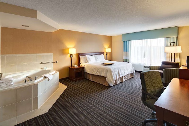 Hampton Inn & Suites Toronto Airport – 3279 Caroga Dr, Mississauga, Ontario, Canada (photo 2)
