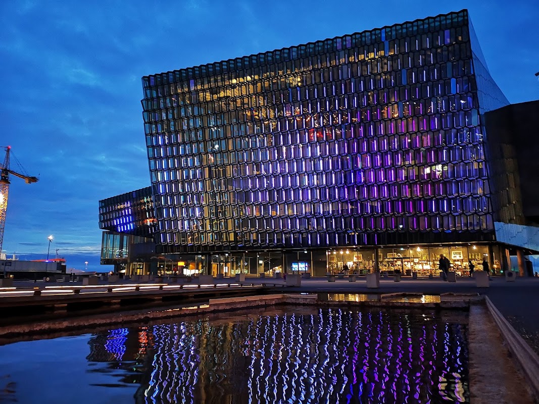 Harpa et la sculpture Sólfar sur le front de mer – Austurbakki 2, 101 Reykjavik, Islande (photo 1)