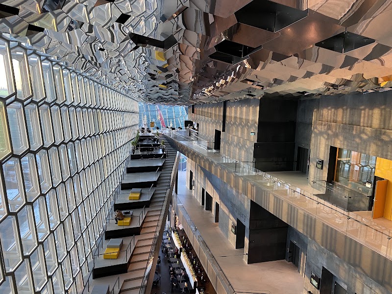 Harpa et la sculpture Sólfar sur le front de mer – Austurbakki 2, 101 Reykjavik, Islande (photo 2)