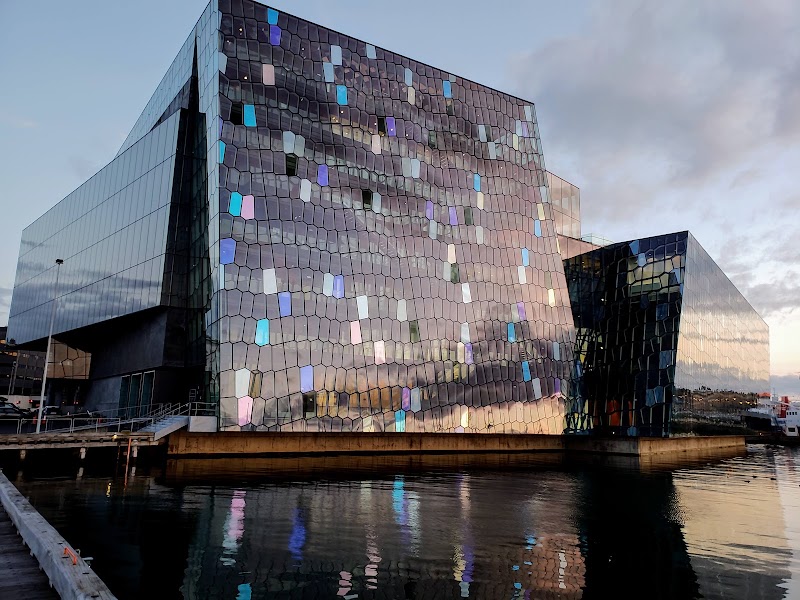 Harpa et la sculpture Sólfar sur le front de mer – Austurbakki 2, 101 Reykjavik, Islande (photo 3)