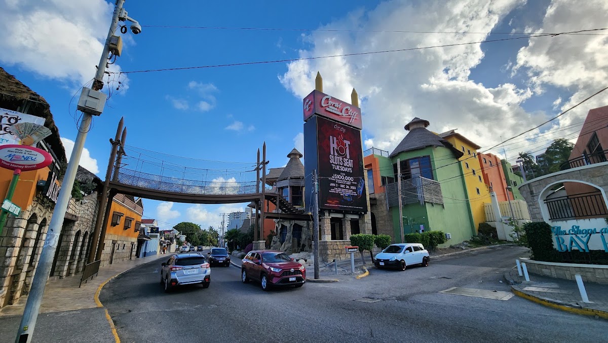 Hip Strip : promenade du soir sur Gloucester Avenue – Gloucester Avenue, Montego Bay, Jamaïque (photo 1)