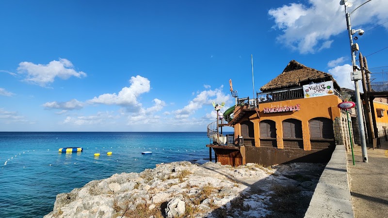 Hip Strip : promenade du soir sur Gloucester Avenue – Gloucester Avenue, Montego Bay, Jamaïque (photo 2)
