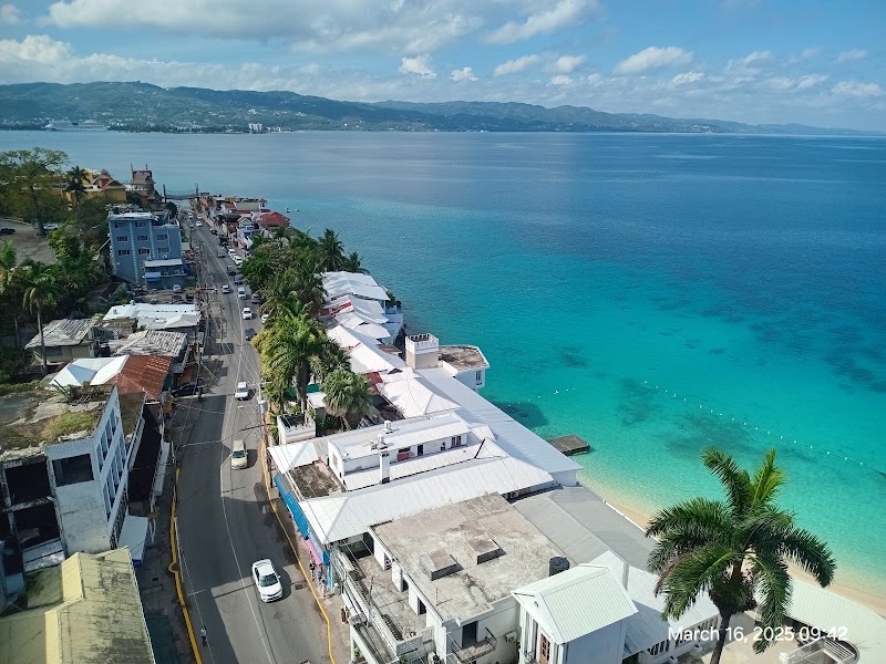 Hip Strip : promenade du soir sur Gloucester Avenue – Gloucester Avenue, Montego Bay, Jamaïque (photo 3)