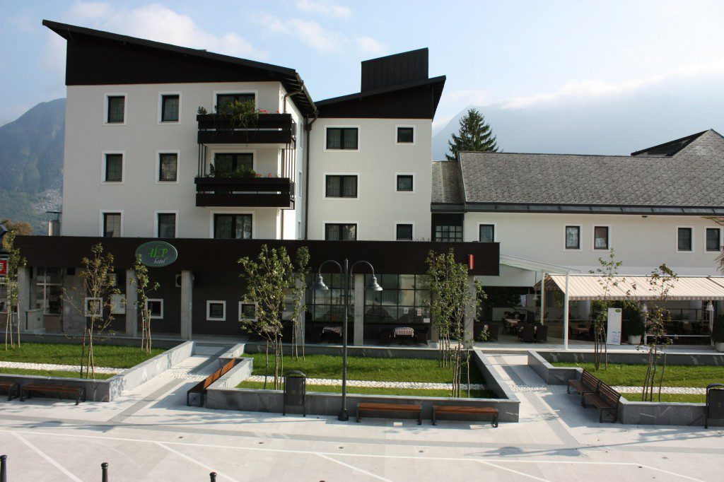 Hotel Alp – Trg Golobarskih Zrtev 48, Bovec (photo 1)