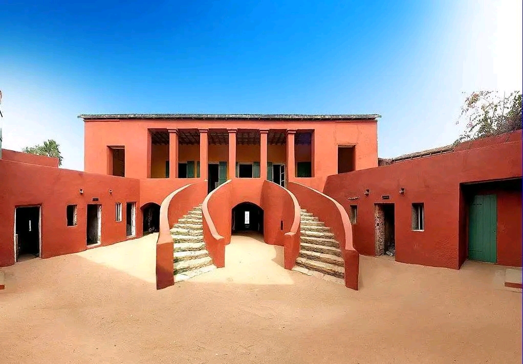 Île de Gorée : chaloupe, Maison des esclaves et déjeuner au port – Île de Gorée, Dakar, Sénégal (photo 1)