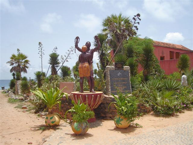 Île de Gorée : chaloupe, Maison des esclaves et déjeuner au port – Île de Gorée, Dakar, Sénégal (photo 2)