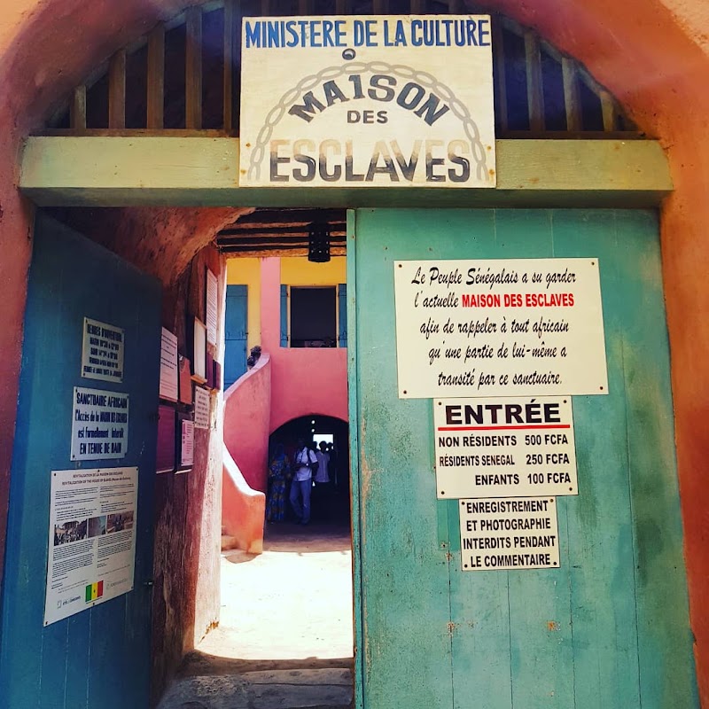 Île de Gorée : chaloupe, Maison des esclaves et déjeuner au port – Île de Gorée, Dakar, Sénégal (photo 3)
