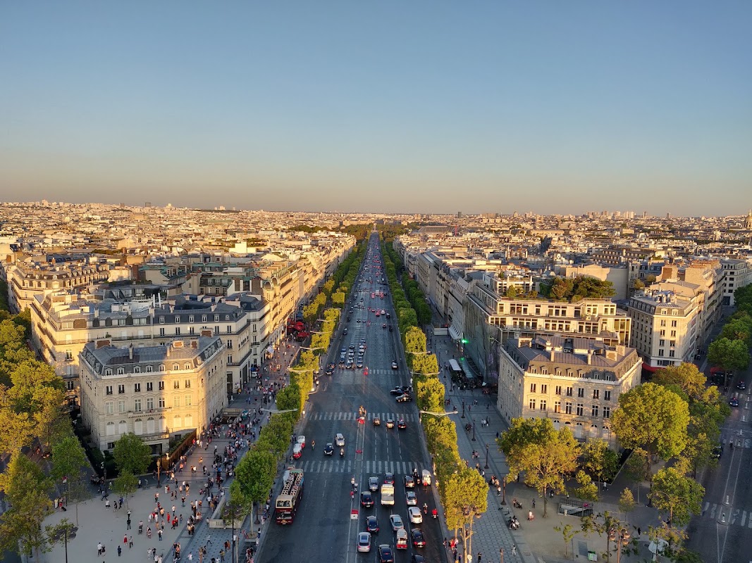 Illuminations des Champs-Élysées – Av. des Champs-Élysées, 75008 Paris, France (photo 1)