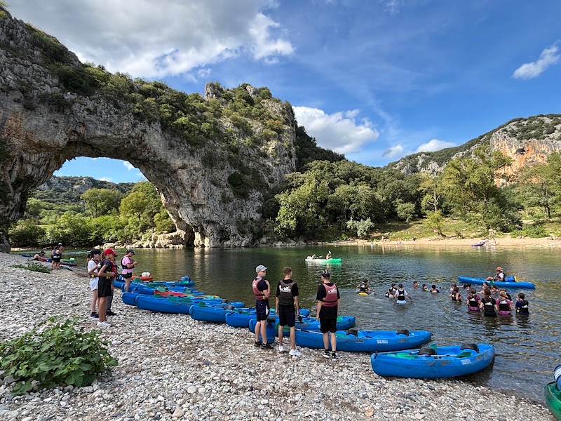 La descente de l'Ardèche en kayak sous le Pont d'Arc – Passerelle François Lecler, 07150 Vallon-Pont-d'Arc (photo 2)