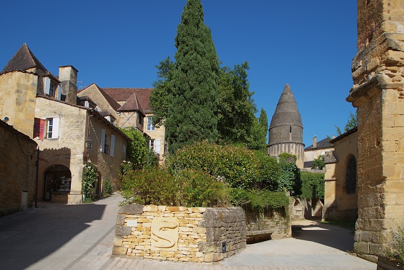 Lanterne des morts de Sarlat – 24200 Sarlat-la-Canéda, France (photo 2)