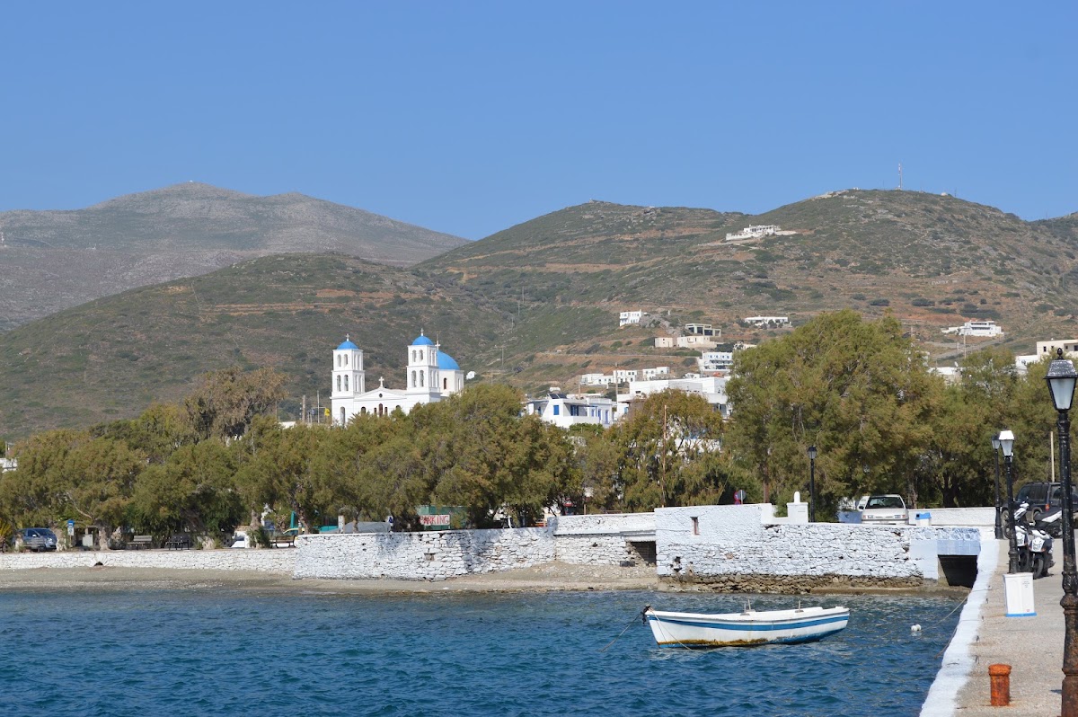 Le front de mer de Katapola – Katapola, Amorgos, Grèce (photo 1)