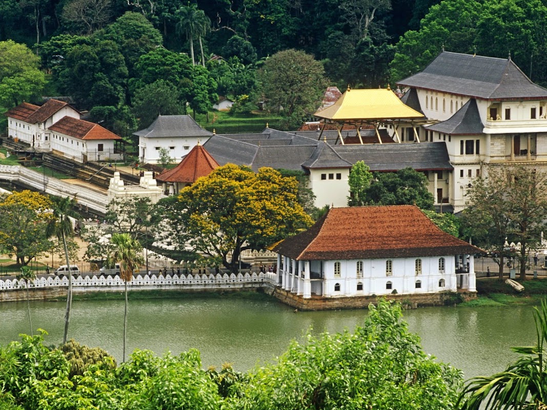 Le temple de la Dent et la puja du soir – Kandy, Sri Lanka (photo 1)