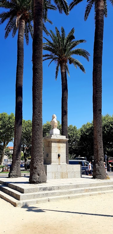 L'Île-Rousse : place Paoli, halle et promenade – Place Pascal Paoli, 20220 L'Île-Rousse, France (photo 1)