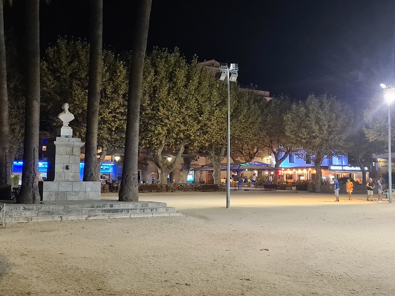 L'Île-Rousse : place Paoli, halle et promenade – Place Pascal Paoli, 20220 L'Île-Rousse, France (photo 2)