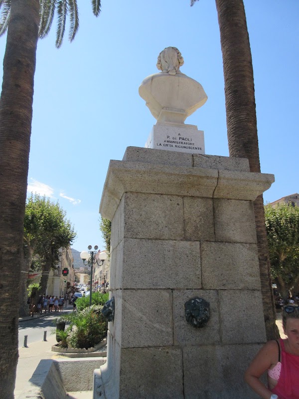 L'Île-Rousse : place Paoli, halle et promenade – Place Pascal Paoli, 20220 L'Île-Rousse, France (photo 3)