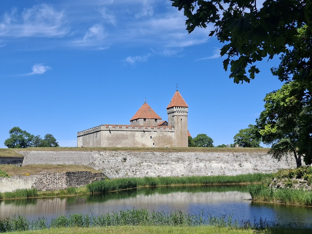 Lossipark et remparts de Kuressaare – Lossipark, Kuressaare, Estonie (photo 1)