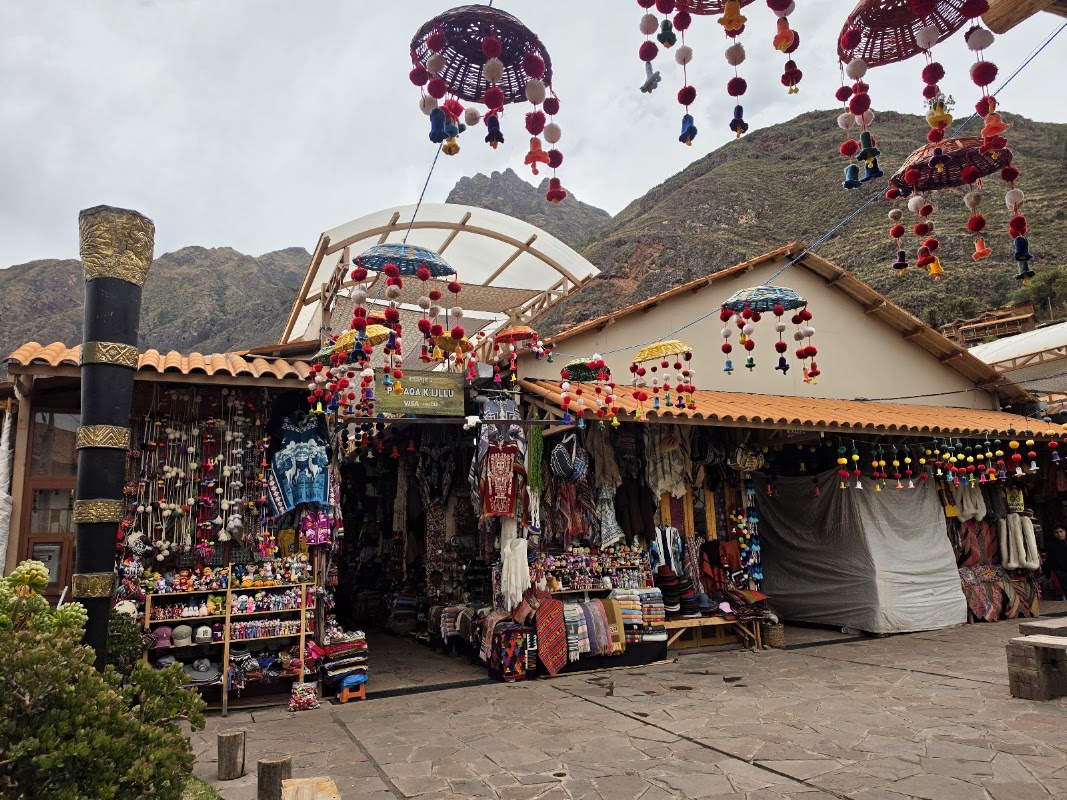 Marché artisanal de Pisac – Vigil 247, Písac, Pérou (photo 1)