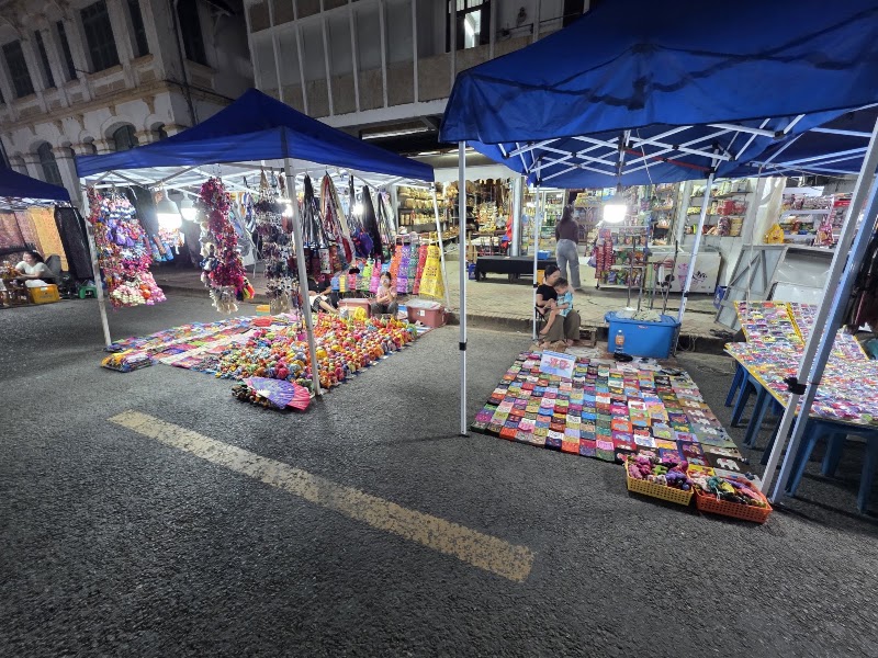Marché de nuit – Sisavangvong Road, Luang Prabang, Laos (photo 2)