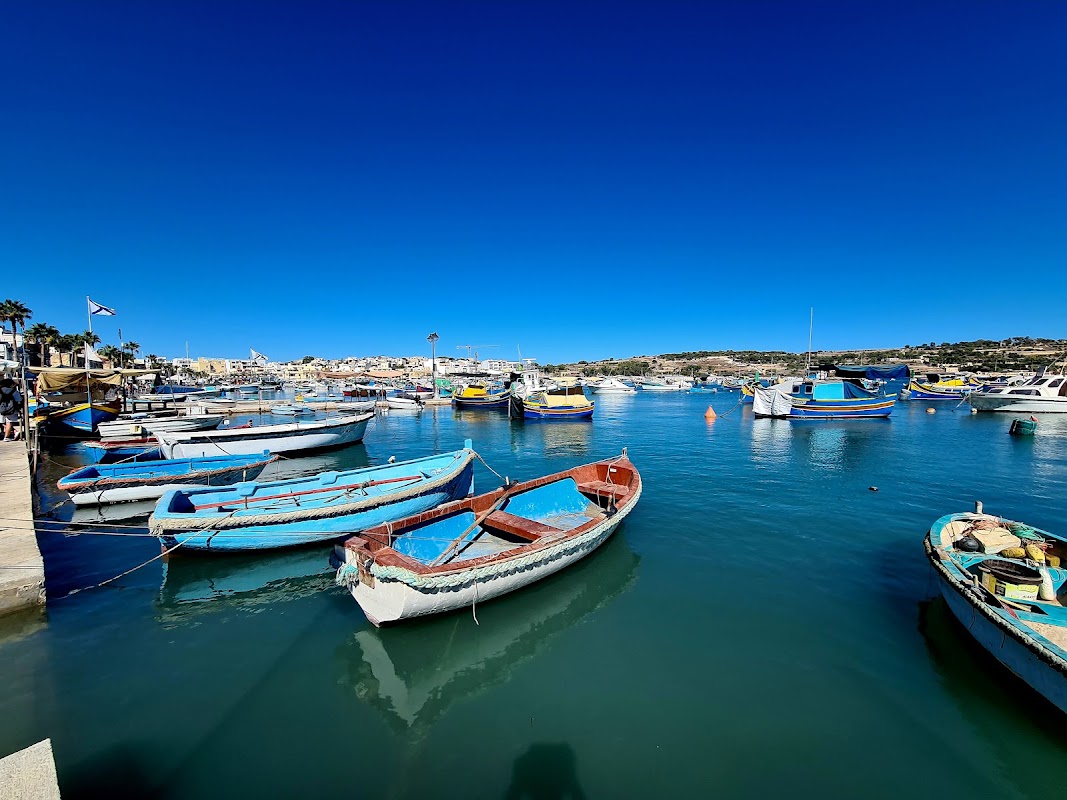 Marsaxlokk : port aux luzzu et déjeuner de poisson – Xatt is-Sajjieda, Marsaxlokk, Malte (photo 1)