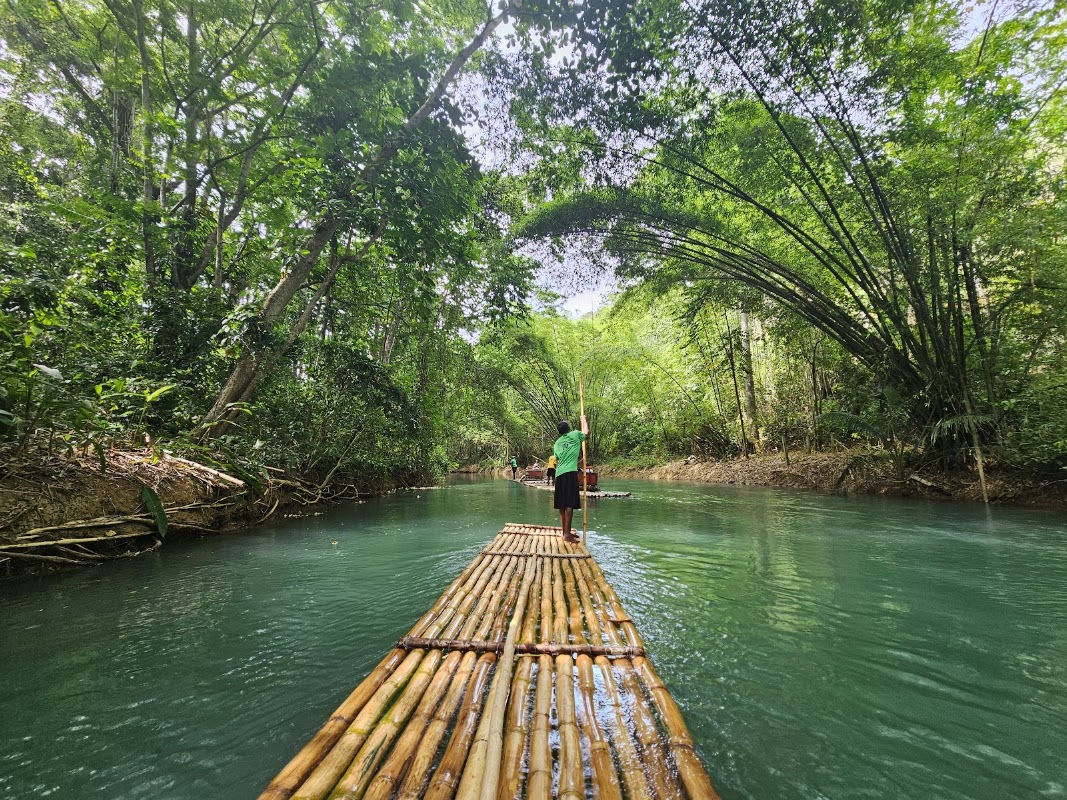 Martha Brae : descente de la rivière en radeau de bambou – Martha Brae Rafting Village, Martha Brae, Trelawny, Jamaïque (photo 1)