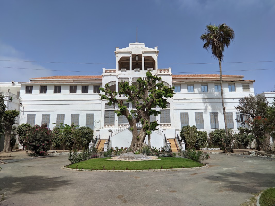 Palais du Gouverneur, Saint-Louis (vu de l'extérieur) – 2FGW+45R, Saint-Louis, Sénégal (photo 1)