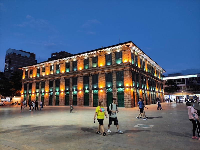 Parque de las Luces (Plaza Cisneros) – Parque de las Luces, Plaza Cisneros, centre de Medellín, Colombie (photo 2)