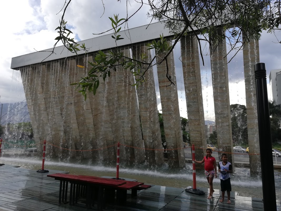 Parque de los Pies Descalzos – Parque de los Pies Descalzos, centre de Medellín, Colombie (photo 1)