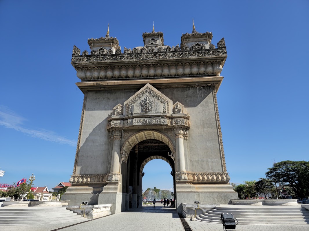 Patuxai – Avenue Lane Xang, Vientiane, Laos (photo 1)