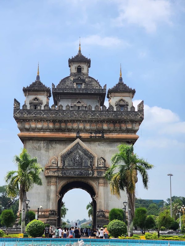 Patuxai – Avenue Lane Xang, Vientiane, Laos (photo 2)