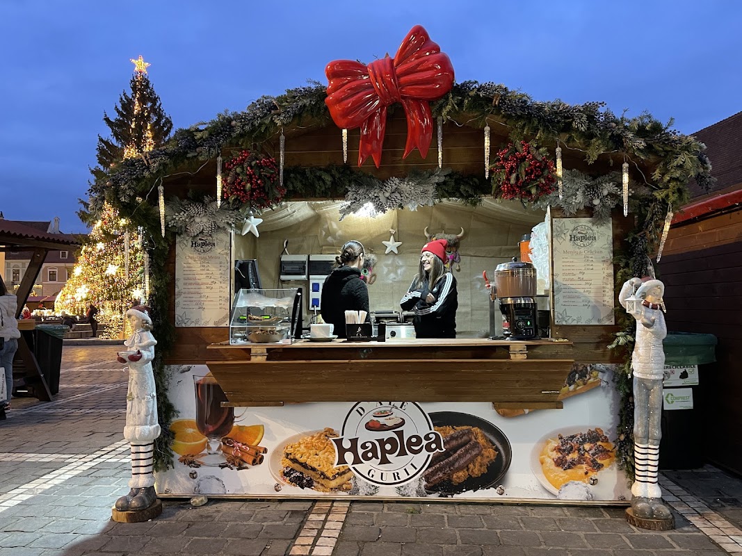 Piața Sfatului et marché de Noël de Brașov – Piața Sfatului, Brașov, Roumanie (photo 1)