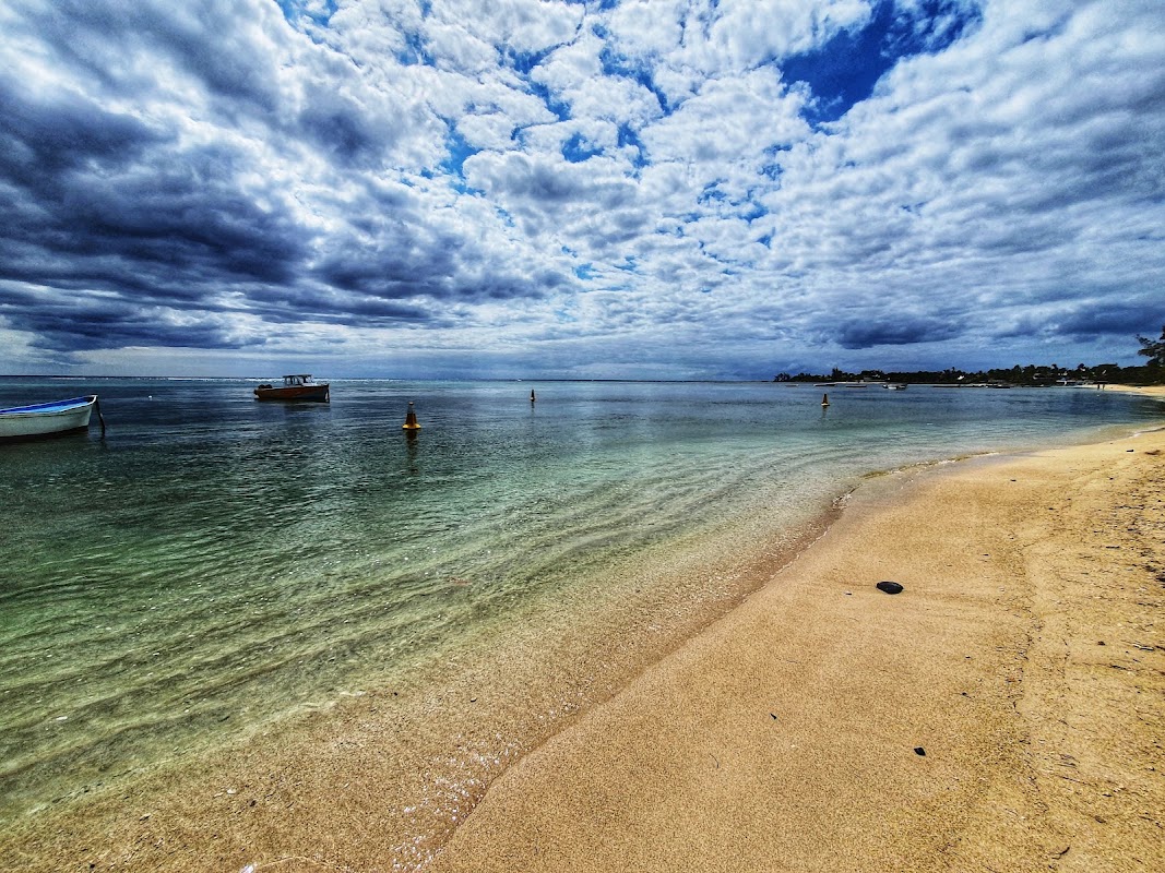 Plage publique d'Albion – Plage publique d'Albion, côte ouest, Rivière Noire, Maurice (coordonnées OpenStreetMap -20.20971, 57.40343) (photo 1)