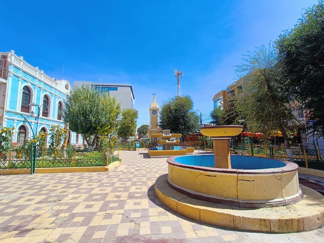 Plaza Arce et centre d'Uyuni – Plaza Arce, Uyuni, Bolivie (photo 1)