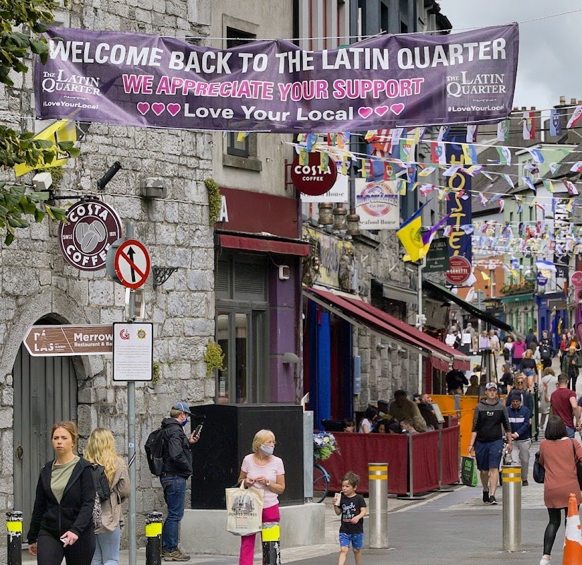 Quartier latin de Galway – Quay Street, Galway, Irlande (photo 1)