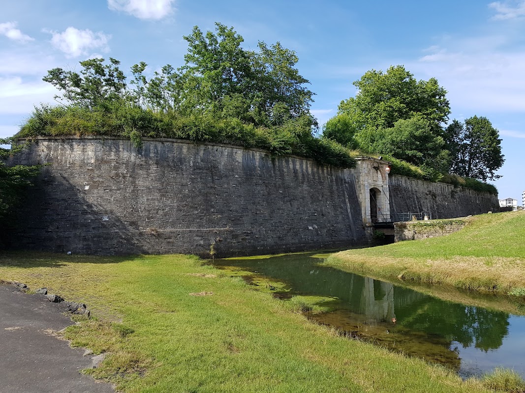 Remparts de Vauban et Château-Vieux – Allée Catherine de Bourbon, 64100 Bayonne, France (photo 1)