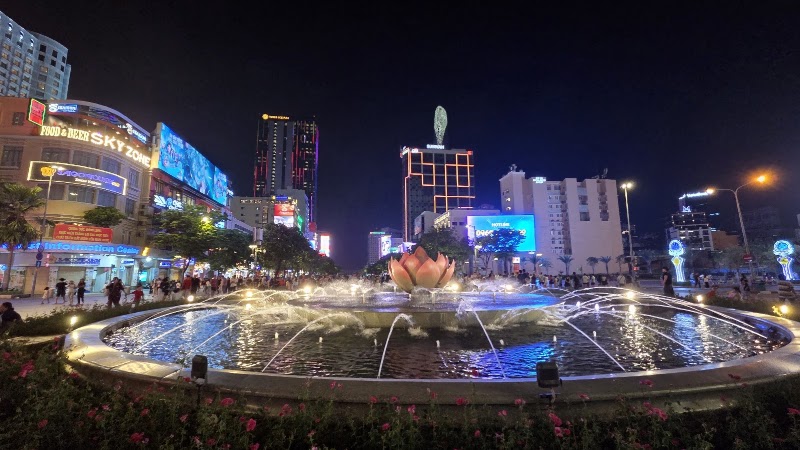 Rue piétonne Nguyễn Huệ – Quận 1, Hồ Chí Minh (photo 2)