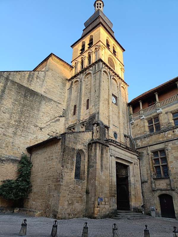 Vieille ville de Sarlat – Pl. du Peyrou, 24200 Sarlat-la-Canéda, France (photo 1)