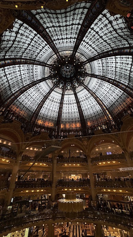 Vitrines de Noël des grands magasins du boulevard Haussmann – 40 Bd Haussmann, 75009 Paris, France (photo 2)