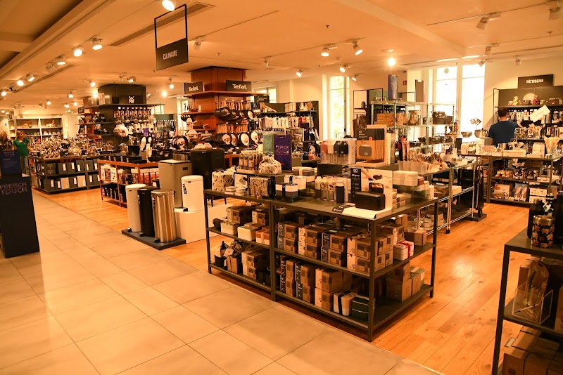 Vitrines de Noël des grands magasins du boulevard Haussmann – 40 Bd Haussmann, 75009 Paris, France (photo 3)