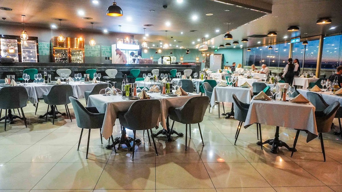 Windhoek Sky Restaurant – 90000, Robert Mugabe Ave, Windhoek, Namibie (photo 1)
