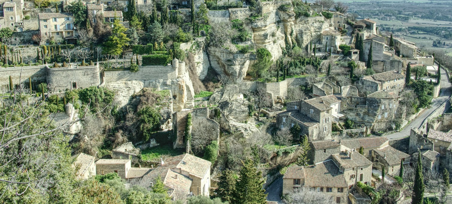 Village perché de Gordes dominant la vallée du Luberon
