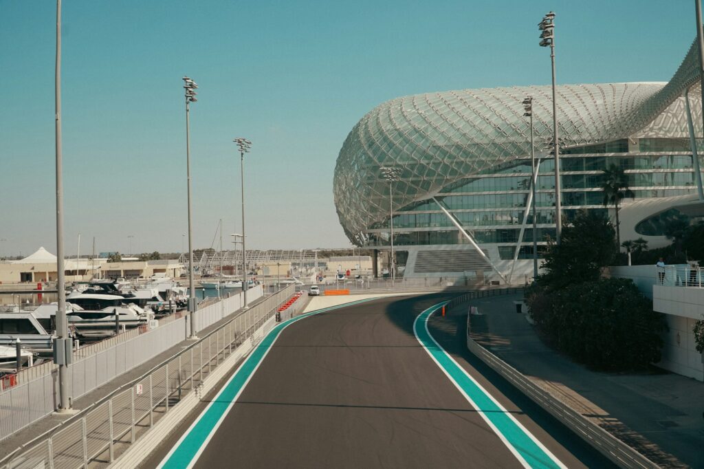 Le Yas Marina Circuit à Abu Dhabi, avec le Yas Hotel en arrière-plan