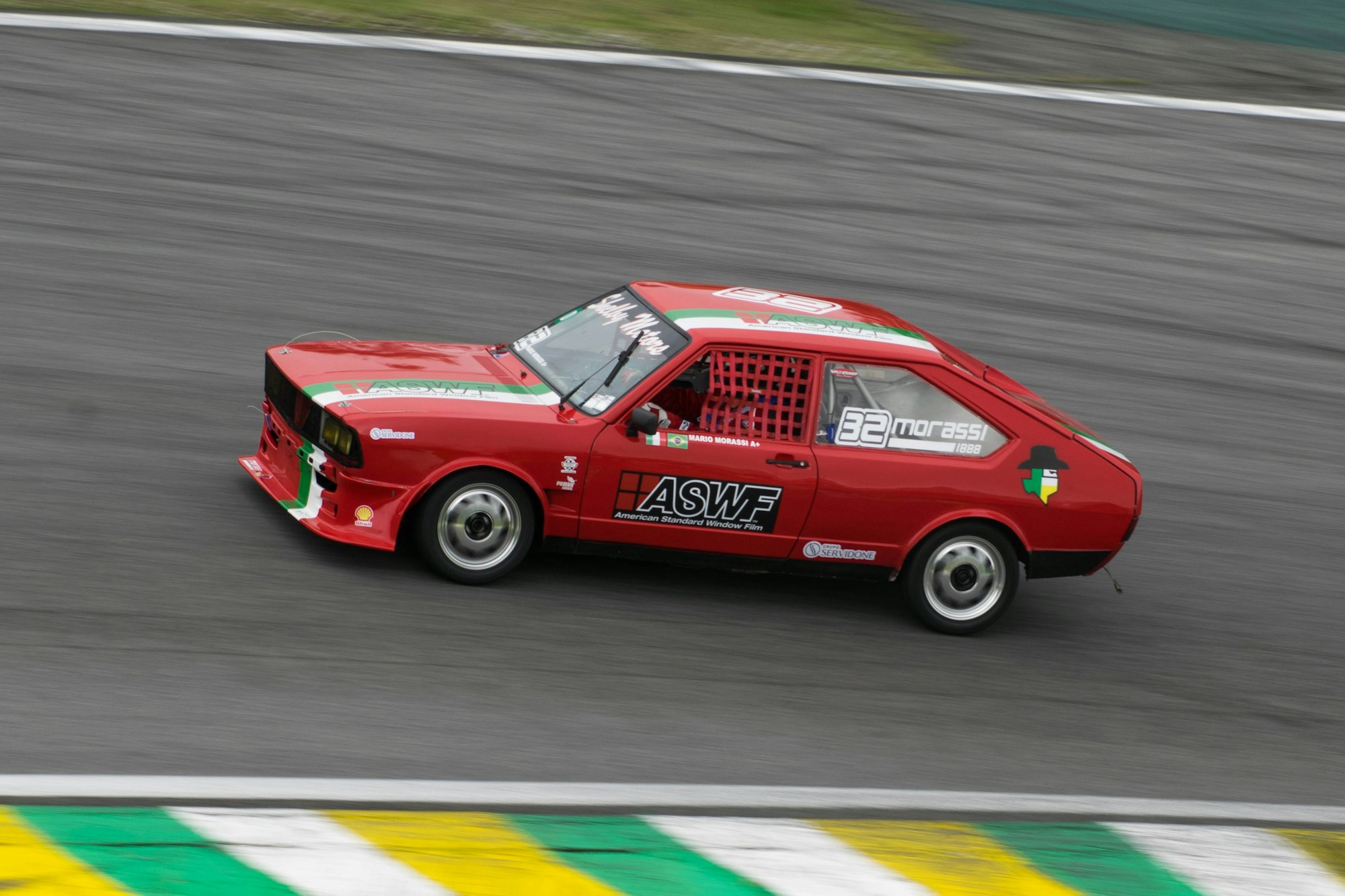 Rennwagen auf der Strecke von Interlagos