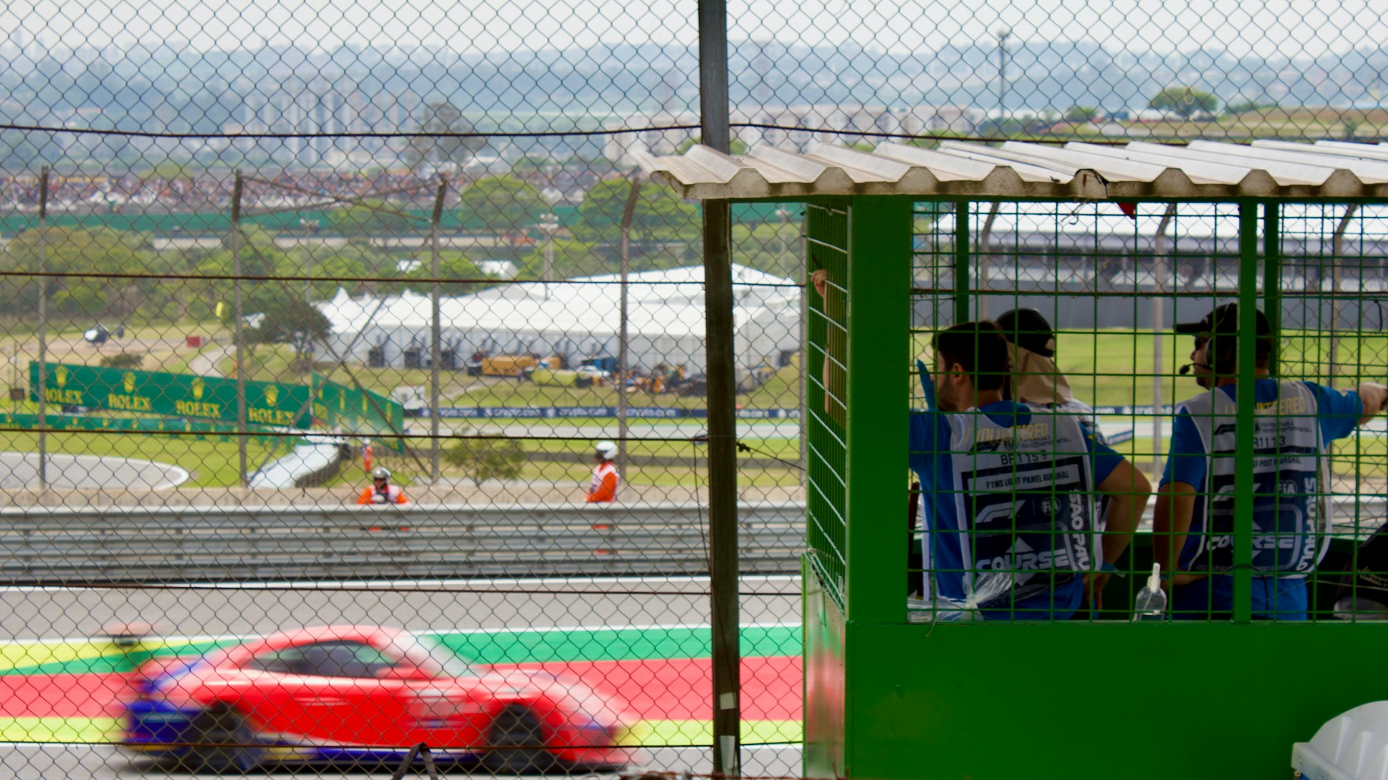 Formel-1-Rennwagen auf der Strecke von Interlagos in São Paulo