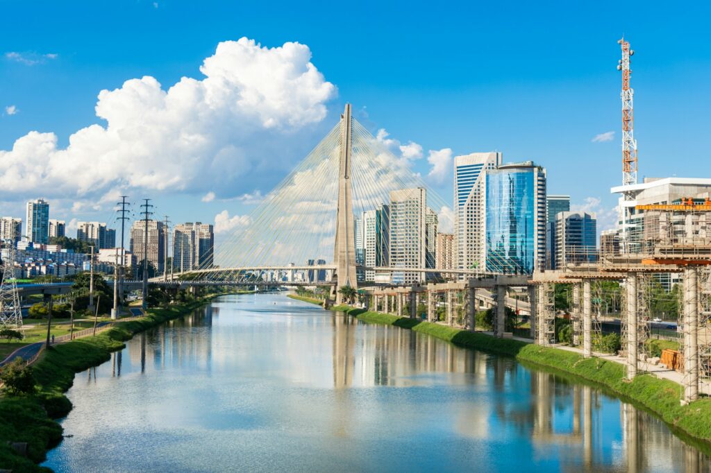 Ponte Estaiada, pont à haubans de São Paulo au coucher du soleil