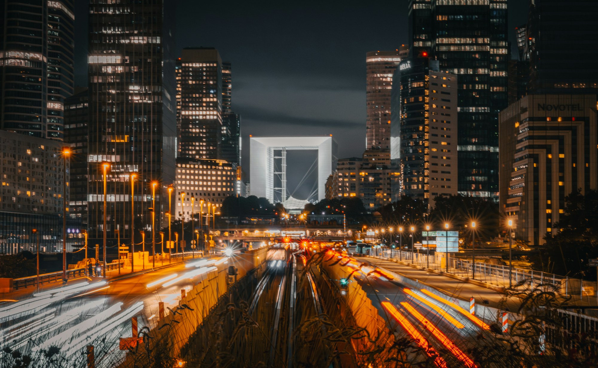 Die Grande Arche von La Défense am Abend beleuchtet